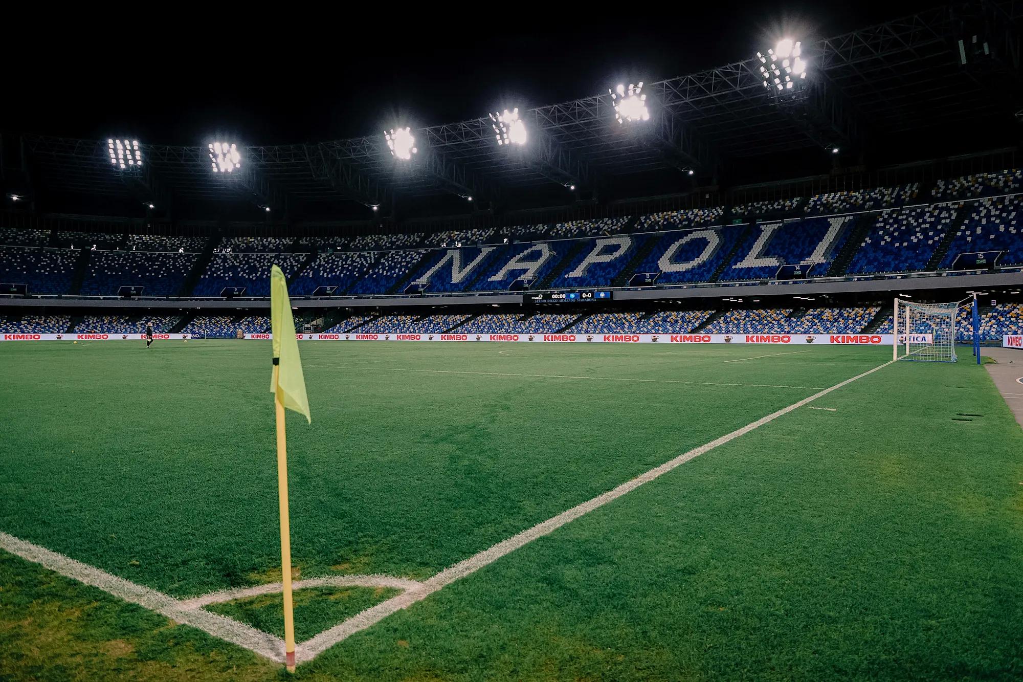 那不勒斯市, 场地的请求, 斯足球俱乐 那不勒斯市, 场地的请求, 斯足球俱乐